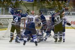 DEL - ERC Ingolstadt - Schwenninger Wild Wings - Petr Taticek (#17 ERC Ingolstadt) fälscht den Puck ab zum 1:0 Führungstreffer - Dimitri Pätzold Torwart Schwenningen - Aaron Brocklehurst (#4 ERC Ingolstadt) - Foto: Jürgen Meyer