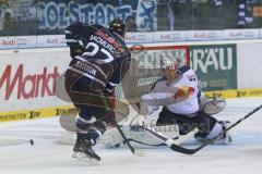 DEL - ERC Ingolstadt - EHC RedBull München - Ryan MacMurchy (27) und Florian Hardy (Nr.51,Torwart EHC Red Bull München) knapp vorbei