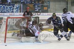 DEL - ERC Ingolstadt - Thomas Sabo Ice Tigers - Torwart Andreas Jenike und rechts Jared Ross (42) knapp am Tor vorbei