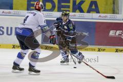DEL - ERC Ingolstadt - Schwenninger Wild Wings - Jared Ross (#42 ERC Ingolstadt) - Elias Granath #4 Schwenningen - Foto: Jürgen Meyer