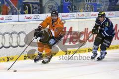 DEL - ERC Ingolstadt - Grizzly Adams Wolfsburg - Gerrit Fauser am Puck und hinten Jared Ross (42)