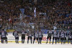 DEL - ERC Ingolstadt - EHC RedBull München - Das Team feiert mit den Fans den Sieg Scha Fahnen Jubel