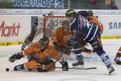 DEL - ERC Ingolstadt - Grizzly Adams Wolfsburg - Tim Hambly fällt zu Boden zum Puck, John Laliberte (15)  knapp dran