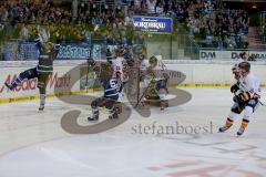 DEL - ERC Ingolstadt - Grizzly Adams Wolfsburg - Jeffrey Szwez (#10 ERC Ingolstadt) mit dem Treffer zum 1:0 - Patrick Hager (#52 ERC Ingolstadt) - Foto: Jürgen Meyer