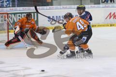 DEL - ERC Ingolstadt - Grizzly Adams Wolfsburg - Christoph Gawlik (19) und hinten Mark Voakes