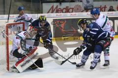 DEL - Saison 2014/2015 - ERC Ingolstadt - Augsburg Panther EV - Goalie Markus Keller (AEV) links pariert mitte Petr Taticek (17) und rechts Ryan MacMurchy (27)