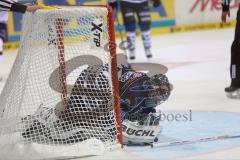 DEL - ERC Ingolstadt - EHC RedBull München - Torwart Timo Pielmeier (51) wird ins Tor geschubst