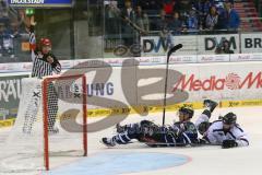 DEL - ERC Ingolstadt - Thomas Sabo Ice Tigers - Christoph Gawlik (19) stürmt im Alleingang zum Tor und wird von den Beinen geholt von Jason Jaspers. Technisches Tor für Ingolstadt