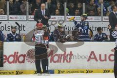 DEL - Eishockey - Playoff - Spiel 5 - ERC Ingolstadt - DEG Düsseldorf - Cheftrainer Larry Huras schreit zum Schiedsrichter