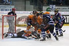 DEL - ERC Ingolstadt - Grizzly Adams Wolfsburg - Puck vorbei am Tor von Goalie Sebastian Vogl, Jared Ross (42) und Marc Schmidpeter (20)