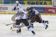 DEL - Eishockey - ERC Ingolstadt - Hamburg Freezers - mitten im Zweikampf Jared Ross (ERC 42)