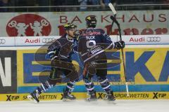 DEL - ERC Ingolstadt - Iserlohn Roosters - Ryan MacMurchy (27) rechts überwindet Goalie Mathias Lange und erzielt in Unterzahl das 1:0 Tor, Jubel mit Brandon Buck (9)