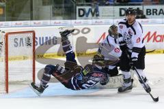 DEL - ERC Ingolstadt - Thomas Sabo Ice Tigers - Marc Schmidpeter (20) wird von den Beinen am Tor geholt