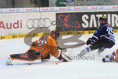 DEL - ERC Ingolstadt - Grizzly Adams Wolfsburg - Alleingang durch Christoph Gawlik (19) auf das Tor und wird von Nicholas Schaus gestört, Goalie Sebastian Vogl kann den Puck nicht halten
