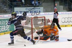 DEL - ERC Ingolstadt - Grizzly Adams Wolfsburg - Brandon Buck (9) knapp am Tor vorbei von Goalie Sebastian Vogl