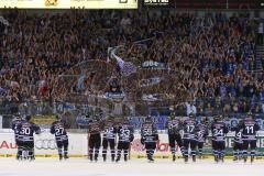 DEL - ERC Ingolstadt - EHC RedBull München - Das Team feiert mit den Fans den Sieg Scha Fahnen Jubel