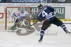 DEL - ERC Ingolstadt - Schwenninger Wild Wings - Aaron Brocklehurst (#4 ERC Ingolstadt) - Dimitri Pätzold Torwart Schwenningen - Foto: Jürgen Meyer