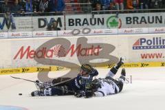 DEL - ERC Ingolstadt - Thomas Sabo Ice Tigers - Christoph Gawlik (19) stürmt im Alleingang zum Tor und wird von den Beinen geholt von Jason Jaspers. Technisches Tor für Ingolstadt