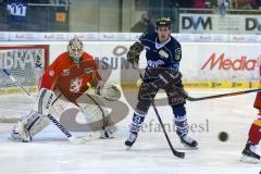 DEL - ERC Ingolstadt - Düsseldorfer EG - links Torwart (DEG) Tyler Beskorowany und rechts Brandon Buck (9), Puck fliegt vorbei