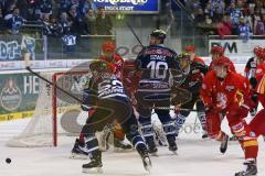 DEL - ERC Ingolstadt - Düsseldorfer EG - Puck knapp vorbei Patrick Hager (52) und Jeffrey Szwez (10)