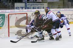 DEL - ERC Ingolstadt - EHC RedBull München - Alleingang von rechts John Laliberte (15) und wird von hinten durch Felix Schuetz (Nr.5,EHC Red Bull München) gestört. Florian Hardy (Nr.51,Torwart EHC Red Bull München) lauert