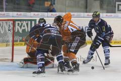 DEL - ERC Ingolstadt - Grizzly Adams Wolfsburg - Thomas Greilinger (39) am Goalie Sebastian Vogl, knapp vorbei, Tim Hambly stört von hinten