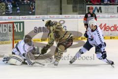 DEL - ERC Ingolstadt - Hamburg Freezers - Benedikt Kohl (34) scheitert an Sebastien Caron (HF - 35)