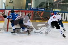 U19 - ERC Ingolstadt - EHC Freiburg - Mühlbauer Markus blau links ERC Ingolstadt - Robert Hechtl blau rechts ERC Ingolstadt - Bräuner Sofiene weiß #9 Freiburg - Hoppe Thiemo Torwart Freiburg - Foto: Jürgen Meyer