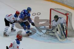 U19 - ERC Ingolstadt - EHC Freiburg - Hoppe Thiemo Torwart Freiburg - Mühlbauer Markus blau ERC Ingolstadt - Frick Fabio #24 weiß Freiburg - Foto: Jürgen Meyer