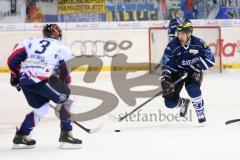 DEL - Eishockey - Playoff - Spiel 5 - ERC Ingolstadt - Iserlohn Roosters - rechts Ryan MacMurchy (ERC 27) läuft zum Tor, Liwing Jonas (Iserlohn 3)