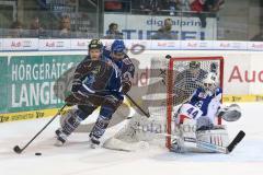 DEL - Eishockey - Finale 2015 - Spiel 6 - ERC Ingolstadt - Adler Mannheim - Christoph Gawlik (ERC 19) umfährt das Tor von Torwart Dennis Endras (MAN 44)