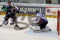 DEL - Playoff - Viertelfinale - 7. Spiel - ERC Ingolstadt - Iserlohn Roosters - Björn Barta (#33 ERC Ingolstadt) - Mathias Lange Torwart Iserlohn - Foto: Jürgen Meyer