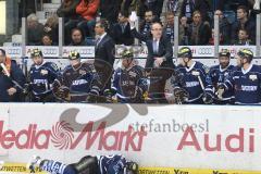 DEL - Eishockey - Playoff - Spiel 5 - ERC Ingolstadt - DEG Düsseldorf - Cheftrainer Larry Huras beschwert sich lautstark beim Schiedsrichter, Foul an Jared Ross (ERC 42)