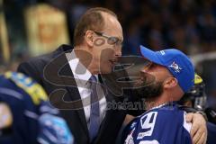 DEL - Eishockey - Finale 2015 - Spiel 6 - ERC Ingolstadt - Adler Mannheim - 1:3 - Cheftrainer Larry Huras und Jochen Hecht (MAN 55)