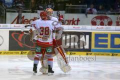 DEL - Eishockey - Playoff - Spiel 1 - ERC Ingolstadt - DEG Düsseldorf - Sieg für Düsseldorf in der Verlängerung Jakub Ficenec (DEG 38) gratuliert Torhüter Tyler Beskorowany (DEG 39)