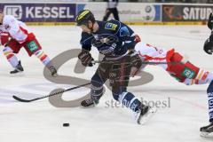 DEL - Eishockey - Playoff - Spiel 3 - ERC Ingolstadt - DEG Düsseldorf - Patrick Hager (ERC 52) zieht ab mit voller Gewalt