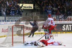 DEL - Eishockey - Playoff - Spiel 3 - ERC Ingolstadt - DEG Düsseldorf - Führungstreffer Tor Jubel durch Dustin Friesen (ERC 14), Torhüter Tyler Beskorowany (DEG 39) am Boden, Jubel mit John Laliberte (ERC 15)