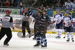 DEL - Eishockey - Finale 2015 - Spiel 2 - ERC Ingolstadt - Adler Mannheim - Patrick Hager (ERC 52) zieht Tor wird nicht gegeben, Jubel Christoph Gawlik (ERC 19)