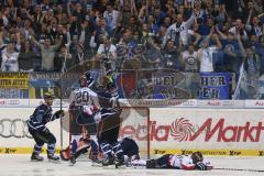 DEL - Eishockey - Playoff - Spiel 5 - ERC Ingolstadt - Iserlohn Roosters - Tor 4:3 durch Jeffrey Szwez (ERC 10) Jubel Sieg Fans Fahnen