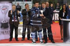 DEL - Eishockey - Finale 2015 - Spiel 6 - ERC Ingolstadt - Adler Mannheim - 1:3 - Mannheim Deutscher Meister 2015 - Patrick Köppchen (ERC 55) bekommt den Pokal für den zweiten Platz