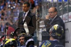 DEL - Eishockey - Playoff - Spiel 1 - ERC Ingolstadt - DEG Düsseldorf - Niederlage im ersten Halbfinale, links Co-Trainer Emanuel Viveiros und rechts Cheftrainer Larry Huras