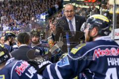 DEL - Eishockey - Playoff - Spiel 3 - ERC Ingolstadt - DEG Düsseldorf - Timeout, Cheftrainer Larry Huras peitscht sein Team an der Bank energisch nach vorne