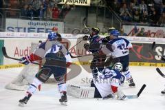 DEL - Eishockey - Finale 2015 - Spiel 6 - ERC Ingolstadt - Adler Mannheim - Christoph Gawlik (ERC 19) im Alleingang, Torwart Dennis Endras (MAN 44) keine Chance, Tor 1:0 Ingolstadt Jubel mit Thomas Greilinger (ERC 39)