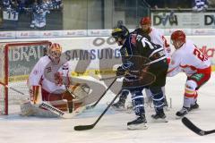 DEL - Eishockey - Playoff - Spiel 3 - ERC Ingolstadt - DEG Düsseldorf - rechts Corey Mapes (DEG 22) und Petr Taticek (ERC 17) scheitert an Torhüter Tyler Beskorowany (DEG 39)