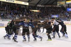 DEL - Eishockey - Playoff - Spiel 5 - ERC Ingolstadt - DEG Düsseldorf - ERC Sieg 6:2 Finaleinzug - Das Team vor den Fans Jubel Tanz