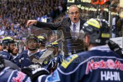 DEL - Eishockey - Playoff - Spiel 3 - ERC Ingolstadt - DEG Düsseldorf - Timeout, Cheftrainer Larry Huras peitscht sein Team an der Bank energisch nach vorne