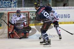 DEL - Eishockey - Playoff - Spiel 5 - ERC Ingolstadt - Iserlohn Roosters - Brandon Buck (ERC 9) scheitert an Torwart Dshunussow Daniar (Iserlohn 30) am Tor