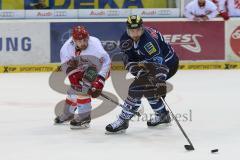 DEL - Eishockey - Playoff - Spiel 3 - ERC Ingolstadt - DEG Düsseldorf - rechts Jeffrey Szwez (ERC 10) links Corey Mapes (DEG 22)