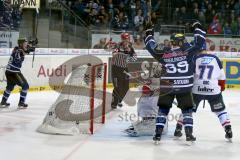 DEL - Play Off - Finale - Spiel 4 ERC Ingolstadt - Adler Mannheim - Thomas Greilinger (#39 ERC Ingolstadt) - Goc Nicolai (#77) - Endras Dennis (#44) - Michel Periard (#6 ERC Ingolstadt) erziehlt den Anschlusstreffer zum 2:3 - Foto: Jürgen Meyer