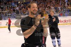 DEL - Eishockey - Playoff - Spiel 5 - ERC Ingolstadt - DEG Düsseldorf - ERC Sieg 6:2 Finaleinzug - Das Team vor den Fans Jubel Tanz Torwart Timo Pielmeier (ERC 51)